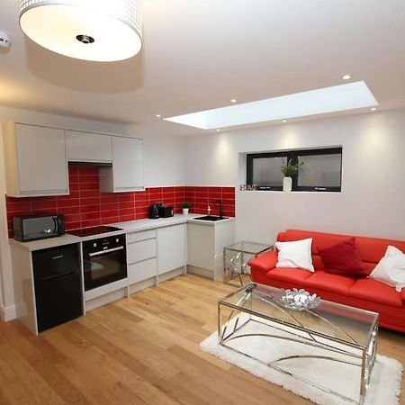 Lovely One Bed Apartment-Near All Transport-Village-Freeparking Лондон Екстериор снимка