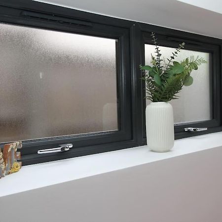 Lovely One Bed Apartment-Near All Transport-Village-Freeparking Лондон Екстериор снимка