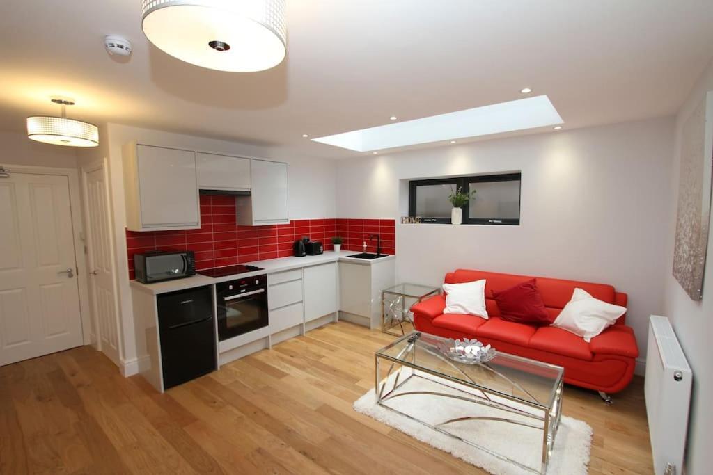 Lovely One Bed Apartment-Near All Transport-Village-Freeparking Лондон Екстериор снимка