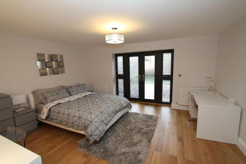 Lovely One Bed Apartment-Near All Transport-Village-Freeparking Лондон Екстериор снимка