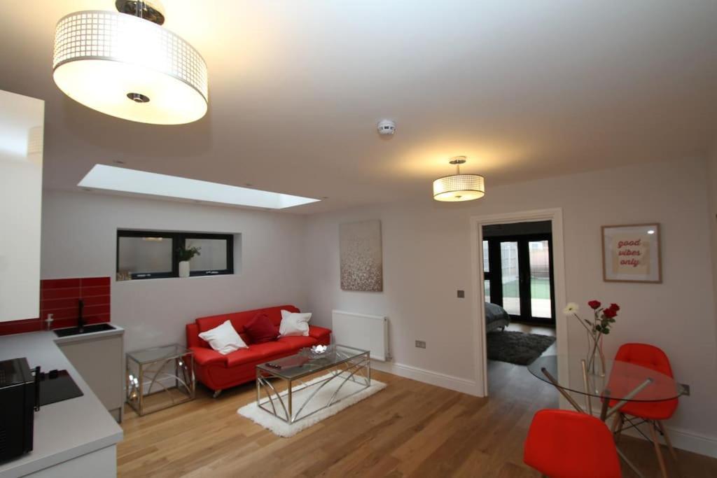 Lovely One Bed Apartment-Near All Transport-Village-Freeparking Лондон Екстериор снимка