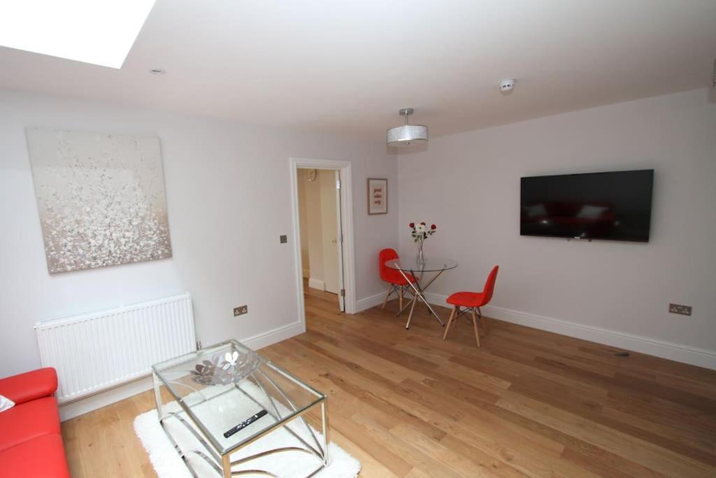 Lovely One Bed Apartment-Near All Transport-Village-Freeparking Лондон Екстериор снимка