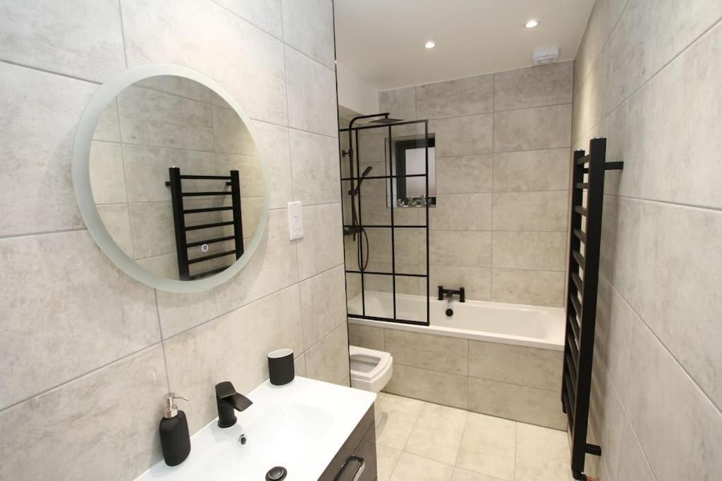 Lovely One Bed Apartment-Near All Transport-Village-Freeparking Лондон Екстериор снимка
