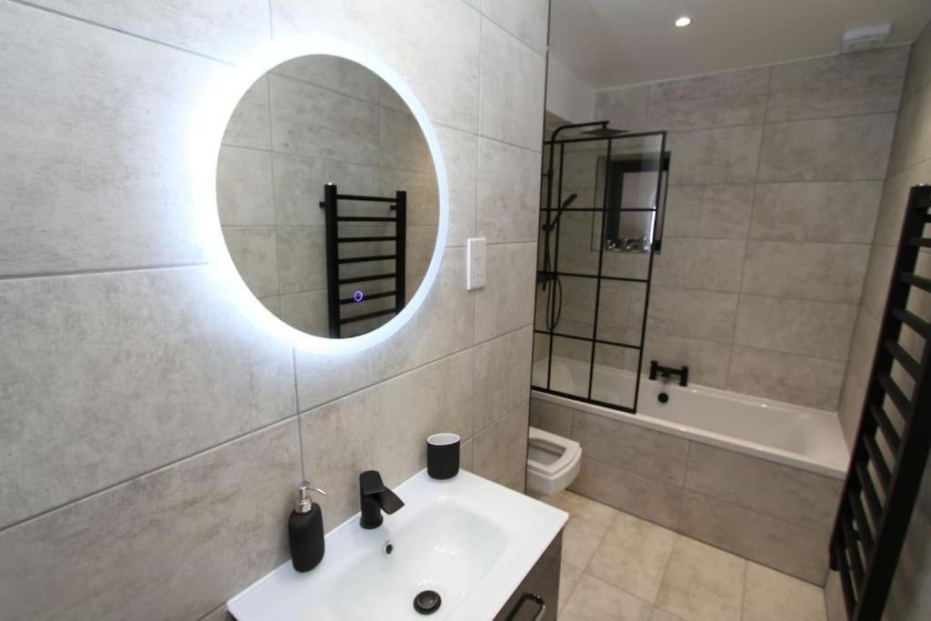 Lovely One Bed Apartment-Near All Transport-Village-Freeparking Лондон Екстериор снимка