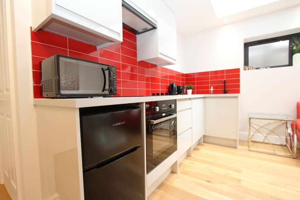Lovely One Bed Apartment-Near All Transport-Village-Freeparking Лондон Екстериор снимка