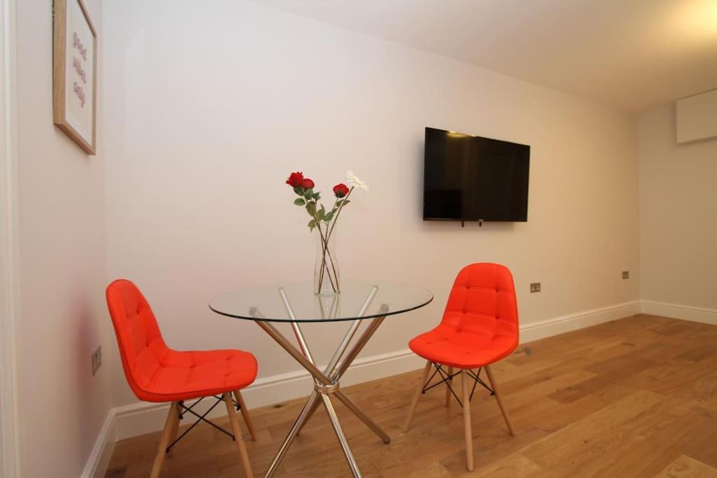 Lovely One Bed Apartment-Near All Transport-Village-Freeparking Лондон Екстериор снимка