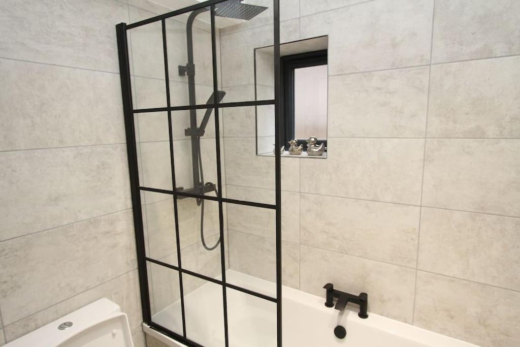Lovely One Bed Apartment-Near All Transport-Village-Freeparking Лондон Екстериор снимка