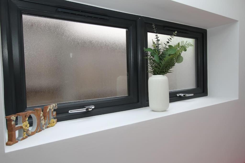 Lovely One Bed Apartment-Near All Transport-Village-Freeparking Лондон Екстериор снимка